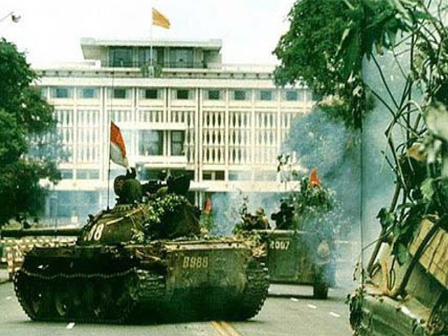 Hình nền những chiếc xe tăng tiến vào Dinh Độc Lập ngày giải phóng miền Nam