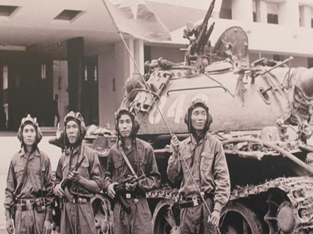 Hình nền những người lính cùng chiếc xe tăng 843 trong Dinh Độc Lập ngày 30/4